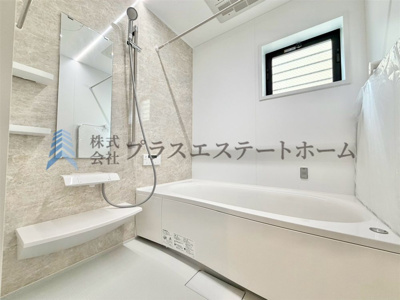【浴室】 | 長田区上池田1丁目Ⅴ　新築戸建 | 窓付きの浴室は採光、換気、開放感の向上などの多くのメリットがあります♪
