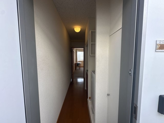 レオパレスひかりの玄関