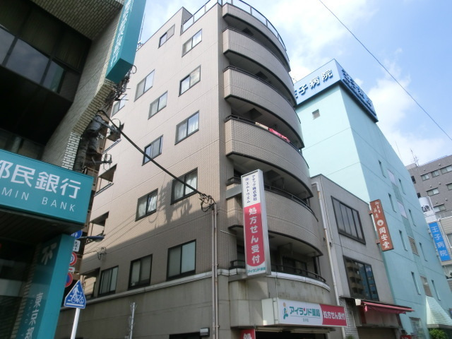 ペルレ五十嵐の外観|１階は薬局屋さんです！