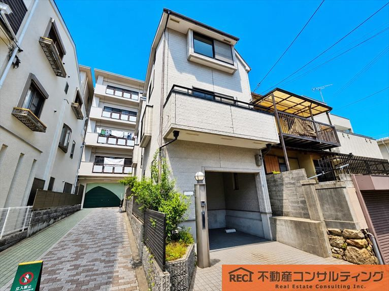 神戸市灘区楠丘町6丁目　中古戸建の前面道路含む現地写真