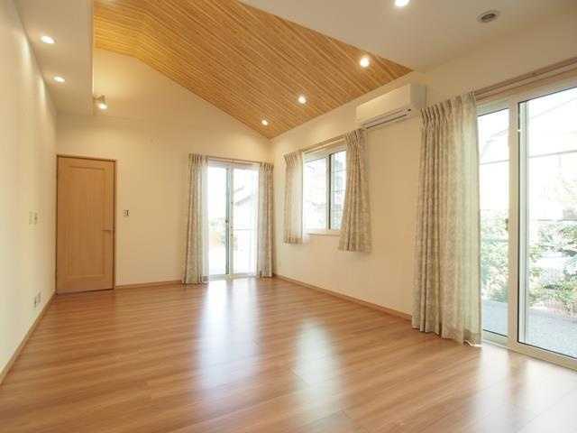 上野添１丁目戸建の居間・リビング