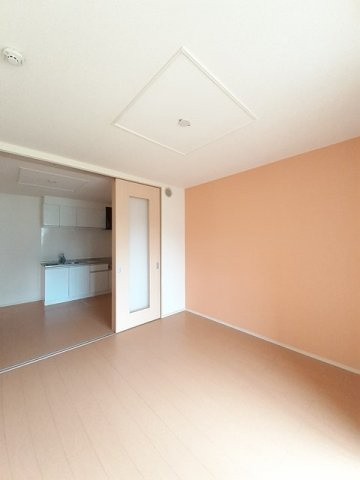 熊本市西区小島９丁目のアパートの居間・リビング