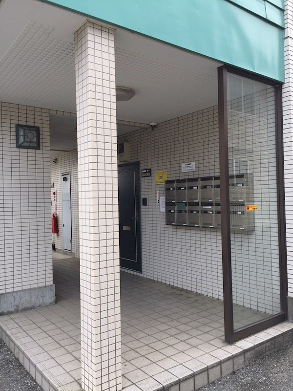 青梅市新町４丁目の賃貸マンションのエントランス