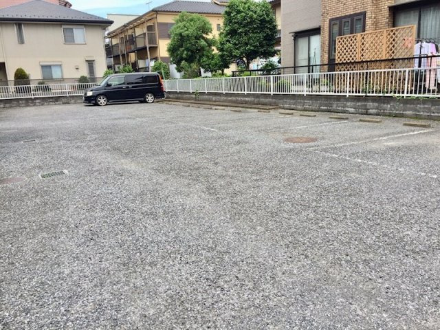 青梅市新町４丁目の賃貸マンションの駐車場