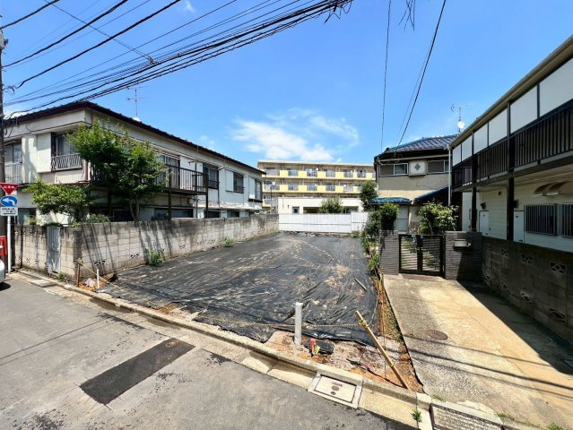 【外観】 | 中野区江原町３丁目　新築戸建て　B号棟 | 【更地現地】小学校徒歩6分の立地で、子育て世帯に嬉しい住環境
