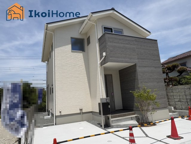 明石市松が丘3丁目　新築戸建のエントランス|前面道路は6M幅で広々しています。駐車がし易く、車の対面のすれ違いも楽にできます。
