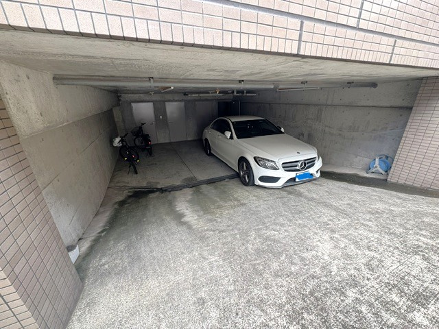 屋根付き駐車場で安心です。