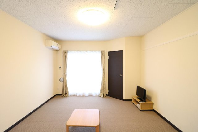【居間・リビング】 | レオネクストイン園部 | 大型家具家電付きにより初めての一人暮らしの方も安心！