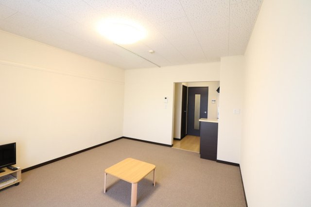 【居間・リビング】 | レオネクストイン園部 | 大型家具家電付きにより初めての一人暮らしの方も安心！