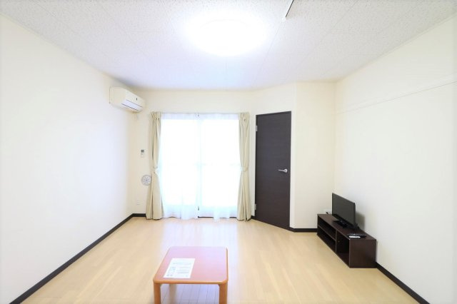 【居間・リビング】 | レオネクストイン園部 | 大型家具家電付きにより初めての一人暮らしの方も安心！