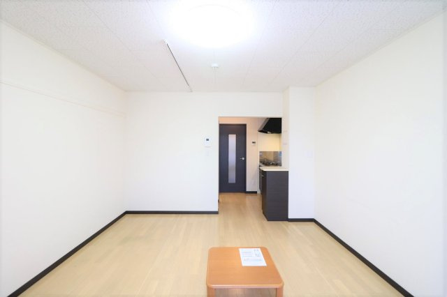 【居間・リビング】 | レオネクストイン園部 | 退寮をお考えの方には家具家電付きがおススメ！