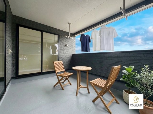 豊田市花園町第４　全１棟のバルコニー|施工例　雨に濡れにくいインナーバルコニー付き。天候を気にせず家事ができて助かります。　※家具はAI加工されています。