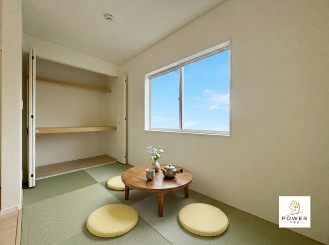 豊田市花園町第４　全１棟の和室|施工例　リビングに隣接した和室は、来客時の応接スペースとして活用でき、普段はお子様のお昼寝スペースとしても便利に使えます。　※家具はAI加工されています。