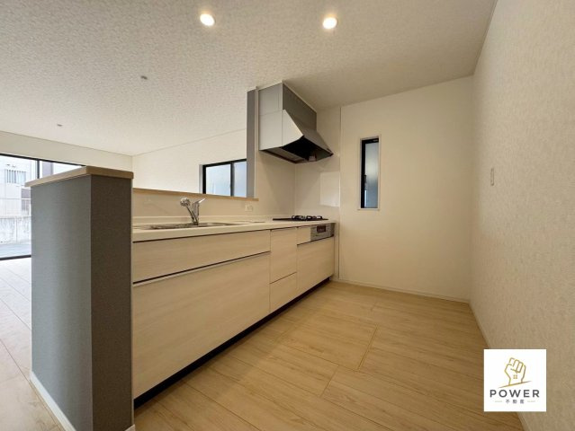 豊田市花園町第４　全１棟のキッチン|施工例　洗練されたキッチンは、上品な色合いの扉面材と機能的な収納をたっぷりと兼ね備え、日々の家事を心地よく彩ってくれます。