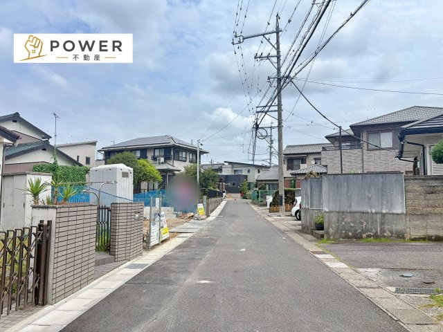 豊田市花園町第４　全１棟の前面道路含む現地写真|十分な幅が確保されており、車の出し入れもスムーズ。お子様の送り迎えなど、日常の動作も快適に行えます。