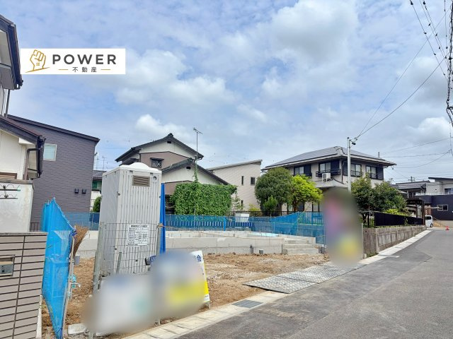 豊田市花園町第４　全１棟の前面道路含む現地写真|十分な幅が確保されており、車の出し入れもスムーズ。お子様の送り迎えなど、日常の動作も快適に行えます。