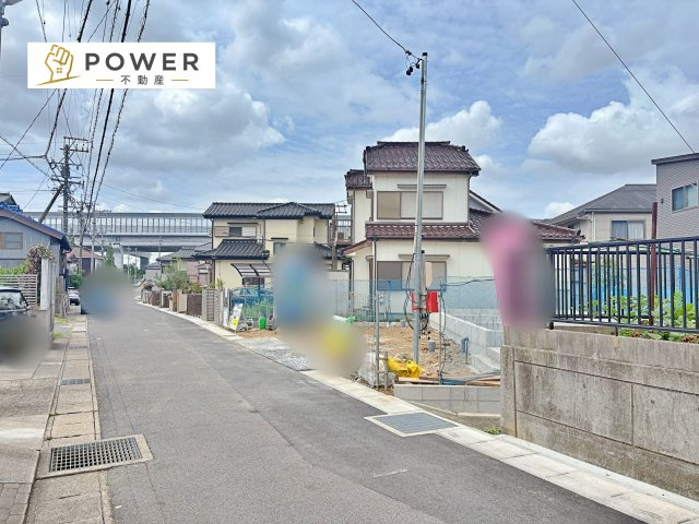 豊田市花園町第４　全１棟の前面道路含む現地写真|十分な幅が確保されており、車の出し入れもスムーズ。お子様の送り迎えなど、日常の動作も快適に行えます。