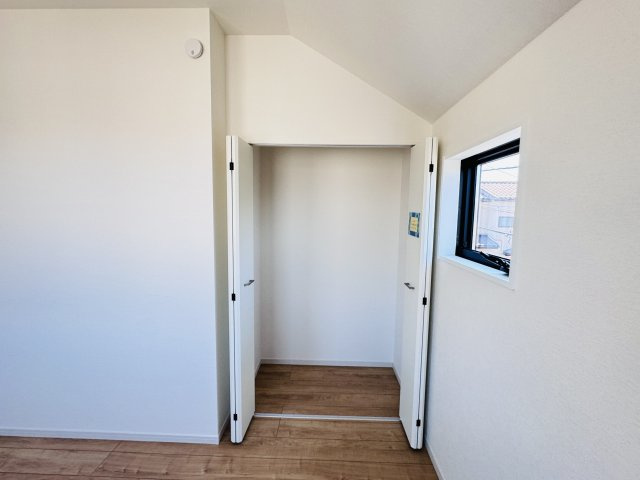 柏市篠籠田新築戸建（篠籠田５期）の玄関|5.1帖洋室収納