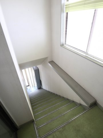 西条御条町テナントのその他|1-2階の階段