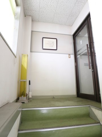 西条御条町テナントのエントランス|2階入り口
