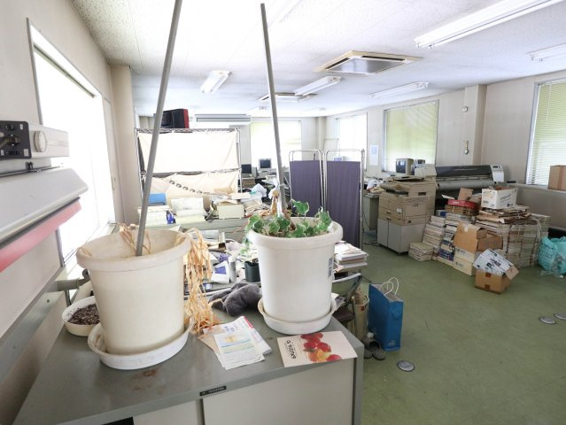 西条御条町テナントの内装|2階：残置物は貸主側で撤去します。