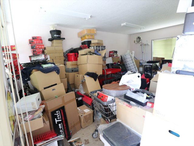 西条御条町テナントの内装|1階端部屋：残置物は貸主側で撤去します。