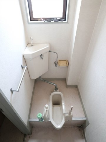 西条御条町テナントのトイレ|1階端部屋トイレ
