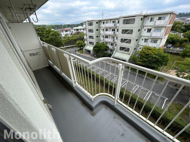 光明台35号棟のバルコニー