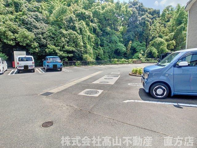 直方市大字頓野のアパートの駐車場