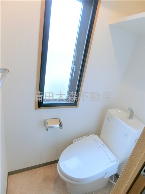 シンフォニアパレスのトイレ|窓と温水洗浄便座付きのトイレ