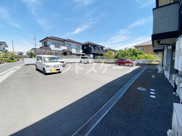 アベニールの駐車場|高崎、前橋のお部屋探しはエンドスケープまで！お客様の理想お聞かせ下さい♪
