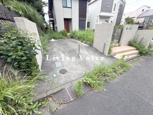 【仲介手数料０円】藤沢市片瀬山5丁目　中古戸建の駐車場|藤沢市片瀬山5丁目　中古戸建