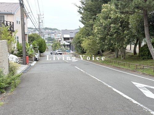 【仲介手数料０円】藤沢市片瀬山5丁目　中古戸建の前面道路含む現地写真|藤沢市片瀬山5丁目　中古戸建