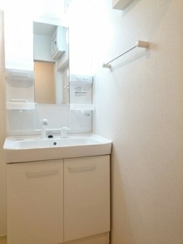 プラム鎌倉の洗面所|明るい洗面所です