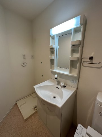 ベイルーム上町屋ＡＢ棟の独立洗面台|独立洗面台、小物を置くことができて便利です
