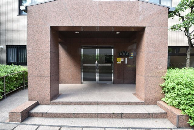 【エントランス】 | メイツ新桜台 | オートロックを備えた、マンションのエントランス。やはりセキュリティの観点は欠かすことができません。皆様を“安全”に送り出し、出迎えてくれます。～即日のご見学可能～　お問合せはお気軽にどうぞ。