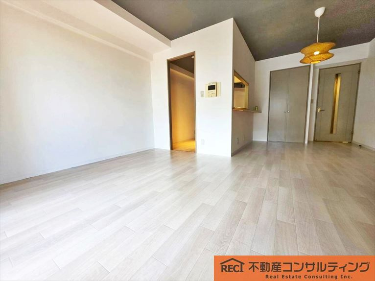 コート六甲鶴甲の居間・リビング|2面バルコニーで通風・陽当たり良好