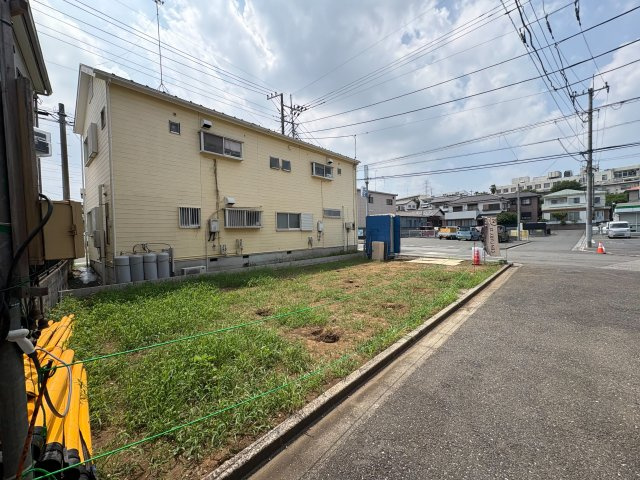 《仲介手数料半額》川越市岸町3丁目　1号棟の前面道路含む現地写真