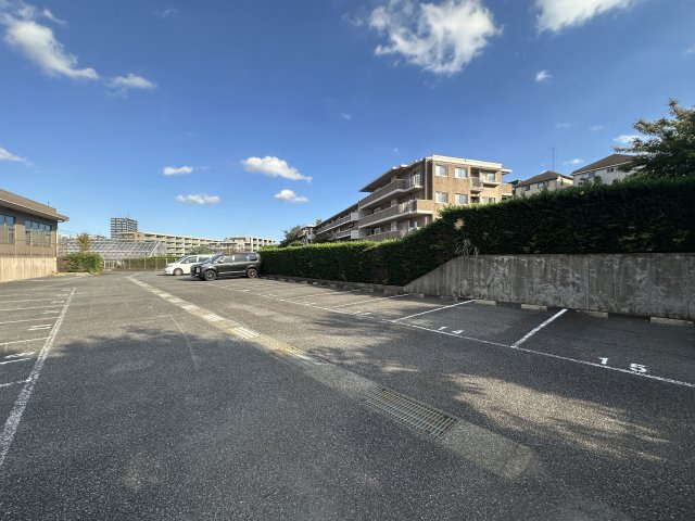 川崎市麻生区黒川の賃貸マンションの駐車場