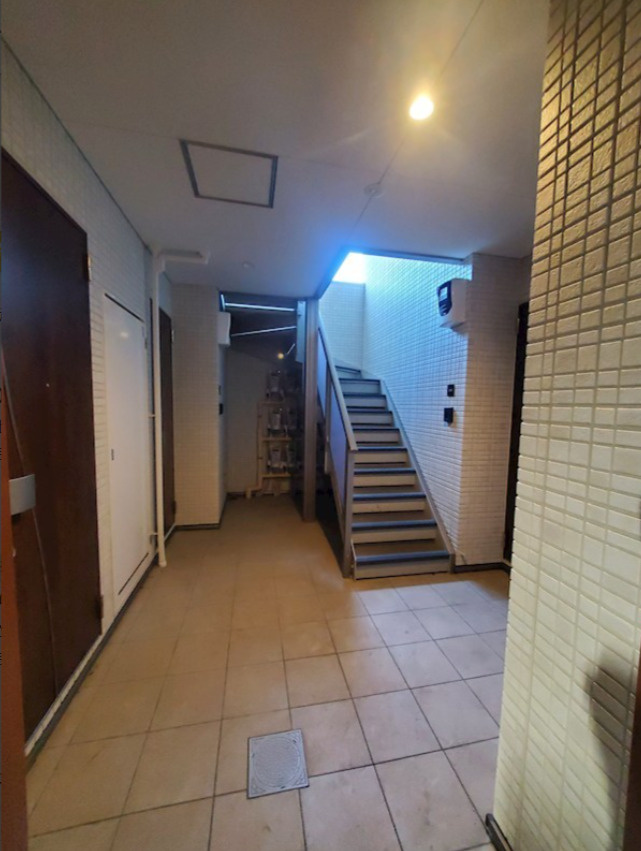 RIS弐番館のエントランス