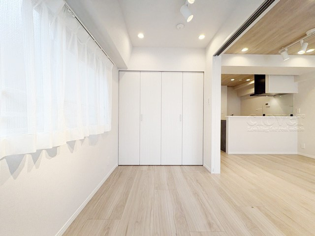 【子供部屋】 | 大久保杉ハイム | 洋室2　大きな収納力が魅力の洋室。多くのお客様から、「欲しいもの＝収納」という声をいただきますが、まさにこのようなお部屋は需要の高さを感じます。～即日のご見学可能～　お問合せはお気軽にどうぞ。