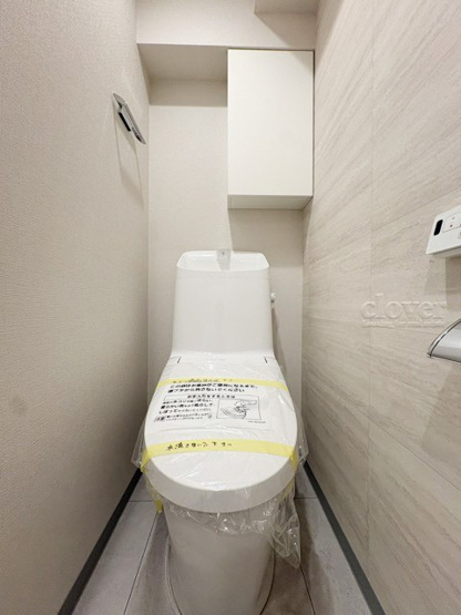 【トイレ】 | 大久保杉ハイム | 温水洗浄便座付き　トイレはもともと個人の領域である自宅の中でも、最もプライベートな空間です。だからこそ、ほしい「落ち着き」がここにあります。～即日のご見学可能～　お問合せはお気軽にどうぞ。