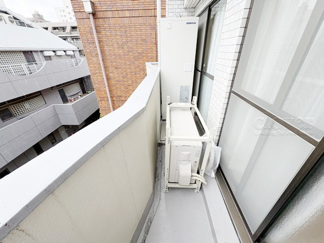 【バルコニー】 | 大久保杉ハイム | バルコニーの様子。ここからの眺めが、日々のストレスを発散してくれることでしょう。ちなみにバルコニーは専有部分ではなく「共用部分」の扱いです。～即日のご見学可能～　お問合せはお気軽にどうぞ。