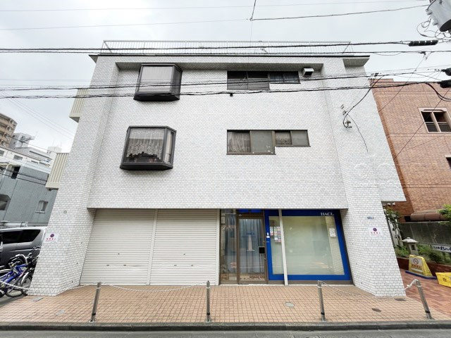【外観】 | 大久保杉ハイム | 私たち不動産業スタッフは、よく「いい面構えの建物です」「雰囲気ありますねえ」という言葉を使いますが、当マンションもまさにそのような姿で佇んでいます。～即日のご見学可能～　お問合せはお気軽にどうぞ。