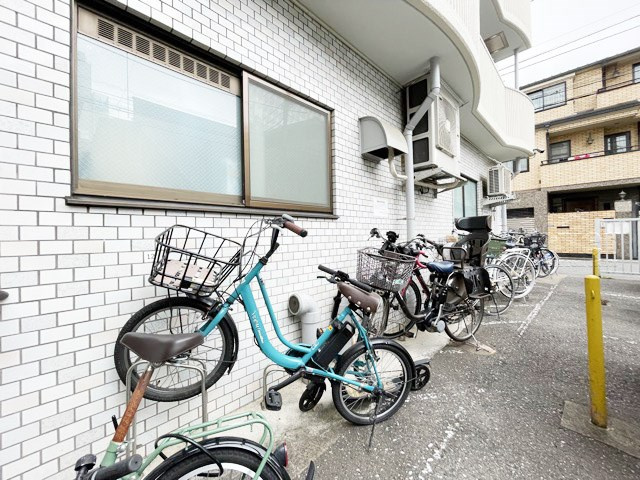【駐輪場】 | 大久保杉ハイム | 自転車置き場。マンションの共用部にあたります。空きの有無や駐輪料金、各戸の台数制限などについては、改めてお問い合わせください。～即日のご見学可能～　お問合せはお気軽にどうぞ。