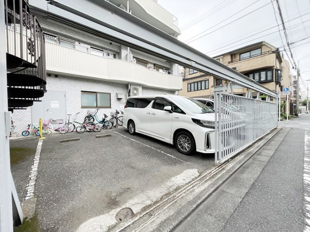 【駐車場】 | 大久保杉ハイム | マンションの駐車場スペース。空きの有無や駐車料金、サイズ規定などについては、改めてお問い合わせください。～即日のご見学可能～　お問合せはお気軽にどうぞ。