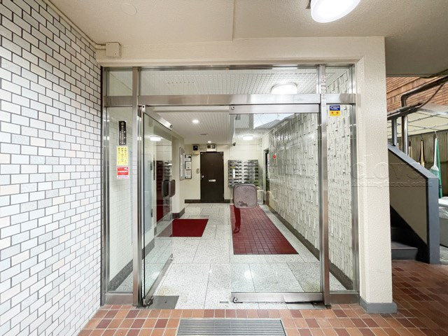 【エントランス】 | 大久保杉ハイム | マンションの正面エントランス。出入りする人間を癒してくれるマンション入り口であり、その建物の「顔」でもあります。～即日のご見学可能～　お問合せはお気軽にどうぞ。
