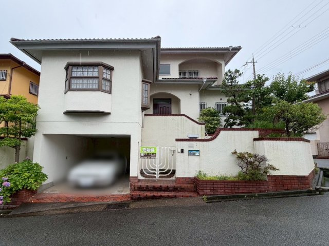つつじが丘6丁目　中古住宅の外観|三方角地ならではの開放感と陽当たりに恵まれた、存在感のある邸宅。約63坪のゆとりある敷地に掘込車庫と