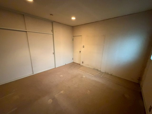 つつじが丘6丁目　中古住宅の洋室|やわらかな陽光が差し込む、明るく心地よい洋室。家族が自然と集まり、食事や団らんの時間をゆったりと楽し