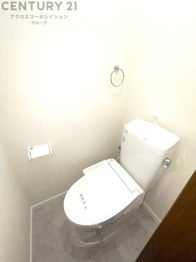 温水洗浄便座付トイレは温水洗浄機能により、暖かい水でおしりを洗浄することができ、冷たい水を使う従来の便座に比べ、温水洗浄機能で暖かいトイレを提供し、快適な使用を可能にします。
